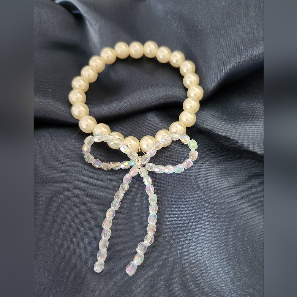 Bracelet with shiny bow